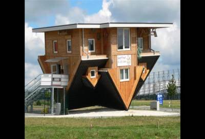 «البيت المجنون» .. منزل في ألمانيا مقلوب رأسا على عقب