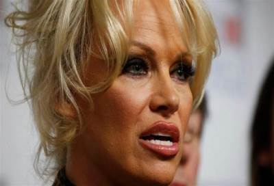 باميلا أندرسون تدافع عن مقاطعة اللحوم بـ (مايوه بكيني)