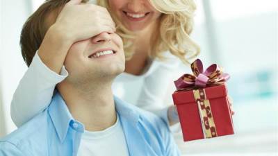 كيف يمكن مفاجأة زوجك في عيد ميلاده؟