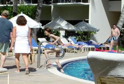 «ليزي فيلازكيز» أنحف امرأة في العالم .. لغز حير الأطباء