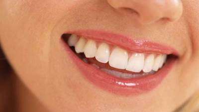 الأسنان الأمامية «الواسعة» .. كانت عيبا ثم أصبحت موضة محببة، وسمة جمال للمرأة
