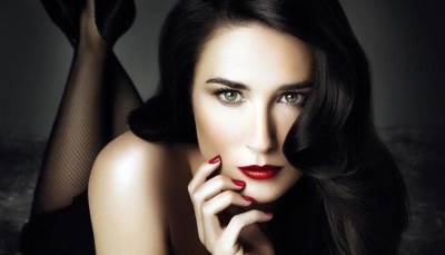 ديمي مور في أحضان الأهرامات وزوجها أشتون كوتشر يرتدي جلباب صعيدي