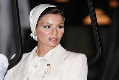 الشيخة موزة تنجح في الترويح لـ «العمامة» كعلامة عربية في عالم الموضة