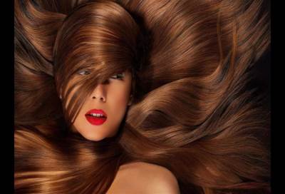 الشعر باللون البني .. يحافظ على مكانته هذا الموسم