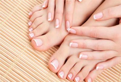 أسباب وعلاج نمو الأظافر تحت الجلد 