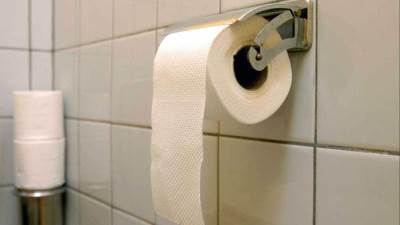 بالصور.. في مسابقة لحفلات الزواج الرخيصة فساتين زفاف من ورق التواليت