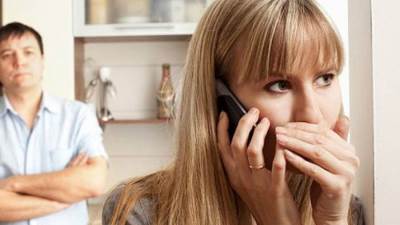 كيف تخبر صديقك أن زوجته تخونه ؟