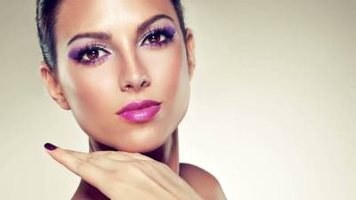 كتاب ألماني .. انتظار الرجل للمرأة كي تنتهي من «ماكياجها» يكلفه سنة من عمره