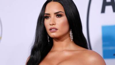 ديمي لوفاتو تساعد نساء على محاربة 'شياطين' بداخلهن