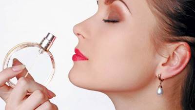 تعطري لزوجك بهذه العطور فهي تأسر قلب الرجال