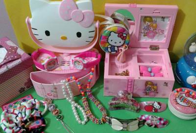 شقاوة ورقة مع إكسسوارات Hello Kitty
