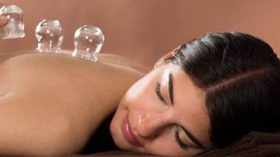 «الحجامة بالأكواب» .. هل لها فائدة في تخفيف الآلام؟