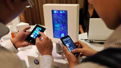 استطلاع جديد يستكشف علاقة الفرنسيين بالإنترنت والهواتف الذكية