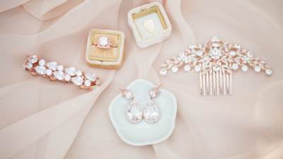 إكسسوارات مبهرة لشعرك تناسب أهم الحفلات إلى قلبك