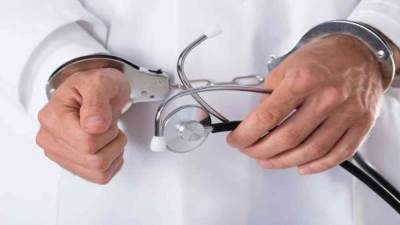 طبيب نساء يلتقط 35 ألف صورة فاضحة لمريضاته