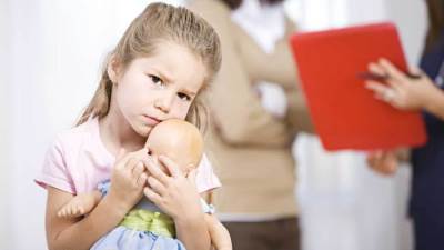 الإصابة بمرض التوحد .. هل ترتبط بعمر الأم والأب؟