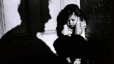 أب أمريكى يحبس ابنته المراهقة فى حظيرة الكلاب على سبيل التأديب!!