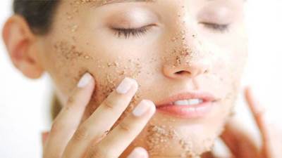 احصلي علي نظام تقشير للبشرة بالطرق الطبيعية