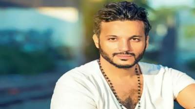 المطرب "إيساف" يحتفل بإشهار إسلام خطيبته "الإنجليزية"