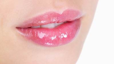 امنحي شفتيك ابتسامة براقة وصحية مع علاج فازلين الجديد للشفاه