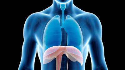 تغليف صدر بريطاني بالخرسانة بعد تخليصه من ورم بحجم البطيخة