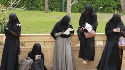 تونس تحظر ارتداء النقاب في المدارس وتعتبره تعديا على حقوق الطفل