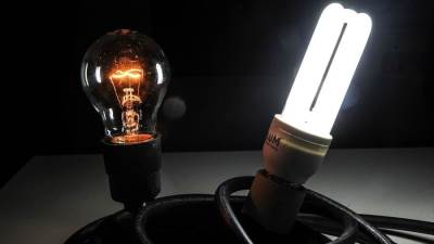 أمريكي يبتكر مصباحا يضيء بدماء البشر لحماية البيئة