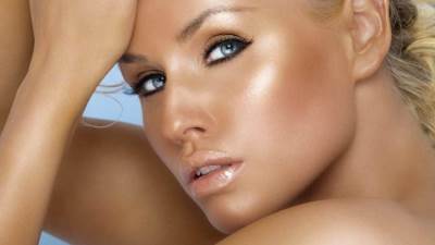  تمتعي بإطلالة ذهبية متألقة مع هذه المستحضرات العصرية