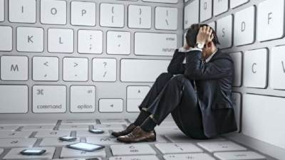 الإعلام الاجتماعي .. يثبت براءته من تهمة «إدمان الإنترنت» حتى الآن