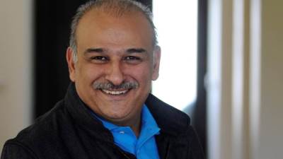 ماذا كتب جمال سليمان تعليقا على صورته مع راقصة؟