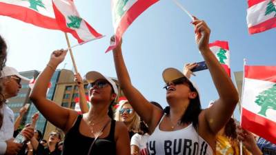 ماذا تظاهرت حسناوات لبنان بأدوات المطبخ؟