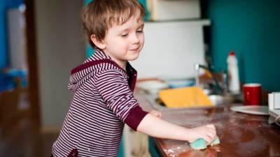 ساعدى طفلك فى ألعابه يساعدك فى أعمال المنزل