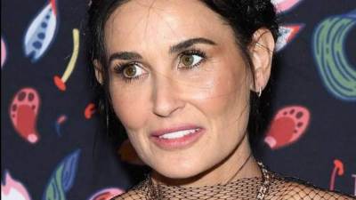 ديمي مور تحتفل بعيدها الـ50 في أبو ظبي