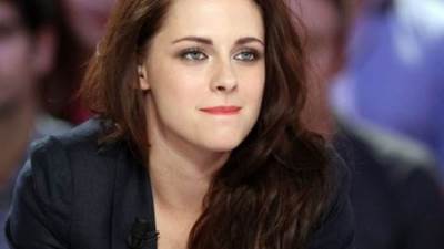 زهير مراد يساعد كريستن ستيورات على مواجه العالم بثوب يكشف ما تحته