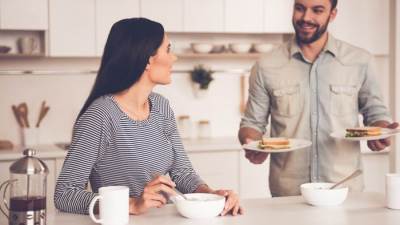 لماذا يلجأ الأزواج لمطبخ الأم .. وعدم تفضيل طعام الزوجة؟!