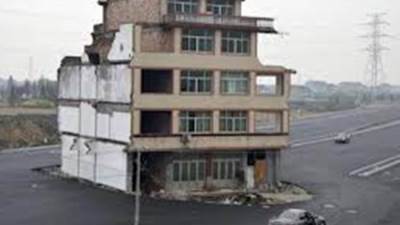 فى الصين فقط .. بناية وسط الشارع