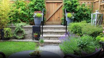 زيدي حديقة منزلك الخضراء جمالاً وأناقة بوضع ممرات مناسبة لها