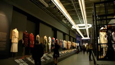 «كلوي» تحتفل بعيدها الـ 60 باستعراض ماضيها ومعانقة مستقبلها