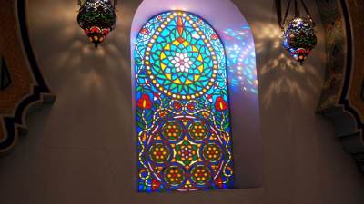  الزجاج المعشق .. واحة من الضوء تمنح المكان شعورا بالسكينة والجمال