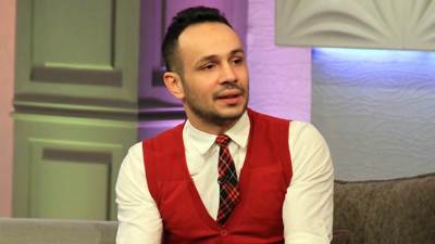 الفنان محمد عطية يصل "الاتحادية".. ويُحضر أطعمة ومياهًا معدنية لتوزيعها على المُتظاهرين