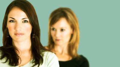 أسباب الغيرة بين النساء