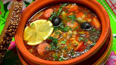 حساء النقانق والدجاج اختيار مثالي لمائدة الشتاء