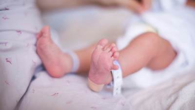 رجل يفوز بتعويض 120 ألف دولار من زوجته بعد إنجابها فتاة شديد القبح له