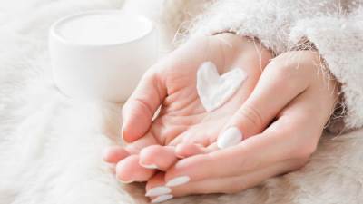 خطوات العناية اليومية باليدين بعد عمل منزلى شاق