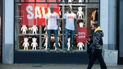 أول أيام التخفيضات في بريطانيا يحطم الأرقام القياسية في أعداد المتسوقين والأرباح