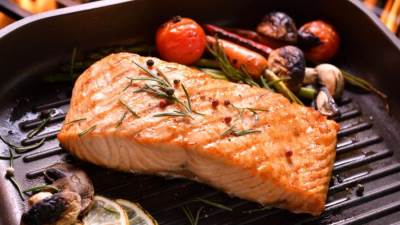 سلمون بالسمسم وكريمة الجنزبيل