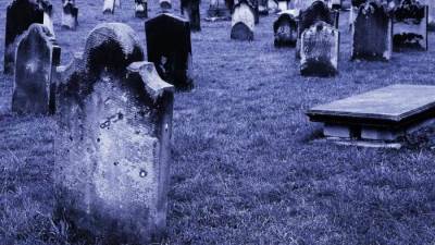 وصلت متأخرة إلى مراسم .. دفنها