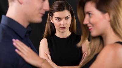 كيف تقي شر عين صديقاتك "العوانس"