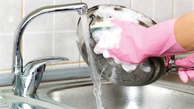 كيفية تنظيف أوانى المطبخ