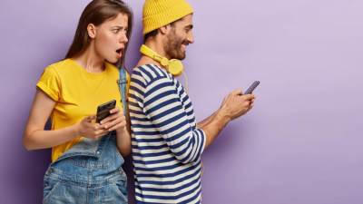 طبيب نفسى : إذا بحثتى فى أغراض زوجك الخاصة فتأكدى أن غيرتك أصبحت مرضا